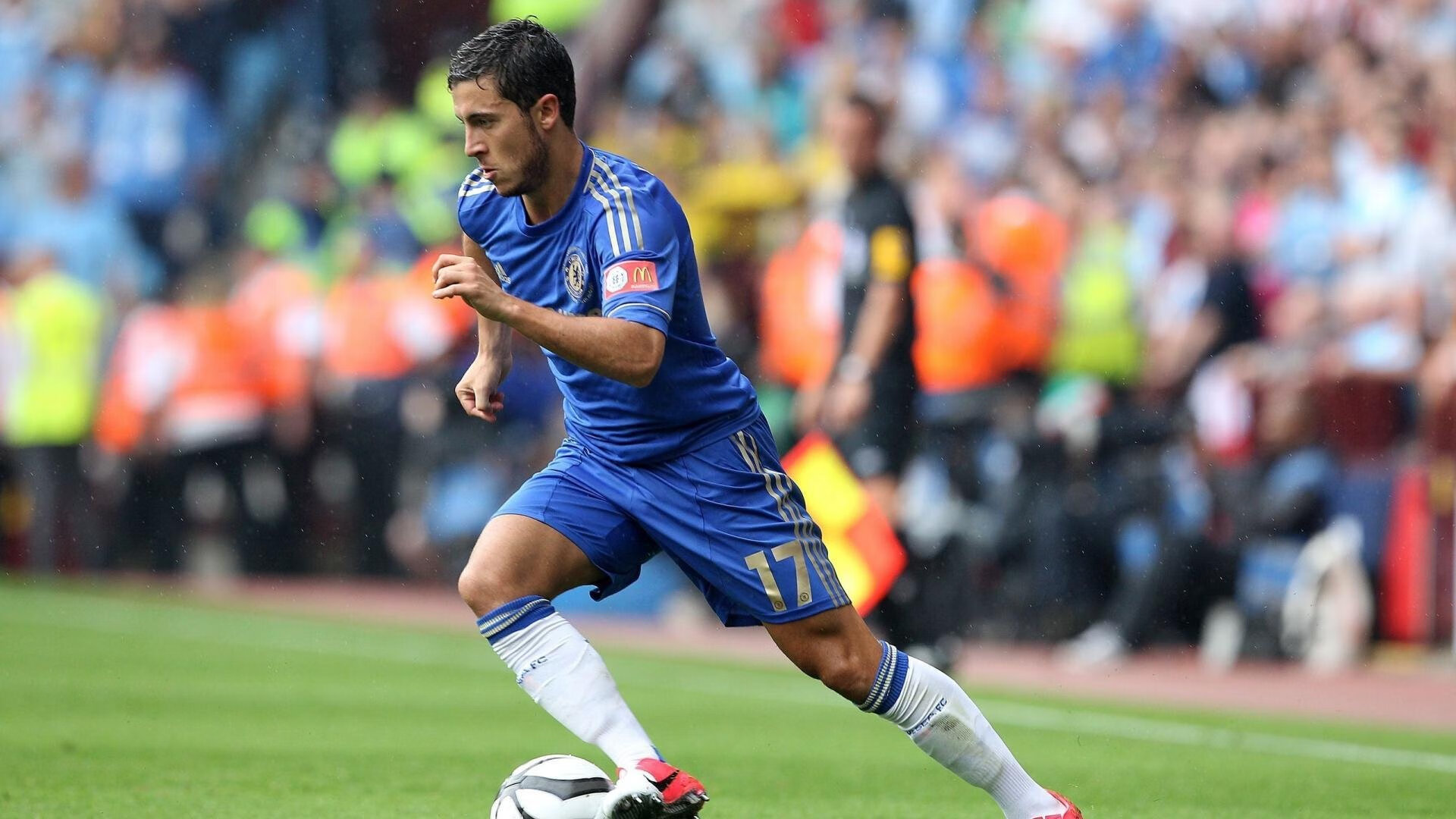 德罗巴连续二十场比赛得分超过表现优异,公牛不断突破!观众掌声雷动